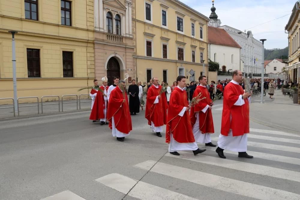 Procesija ulicama grada Požege o blagdanu Cvjetnice – Nedjelje Muke Gospodnje (FOTOGALERIJA)