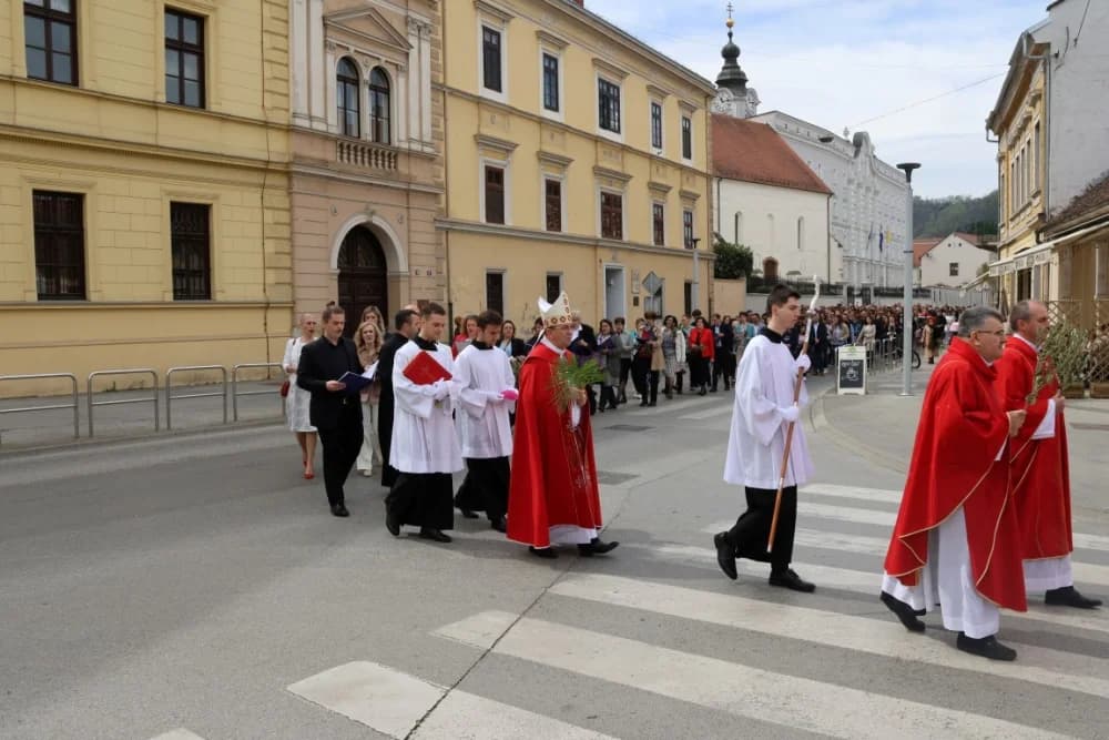 Procesija ulicama grada Požege o blagdanu Cvjetnice – Nedjelje Muke Gospodnje (FOTOGALERIJA)