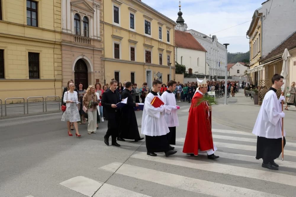 Procesija ulicama grada Požege o blagdanu Cvjetnice – Nedjelje Muke Gospodnje (FOTOGALERIJA)