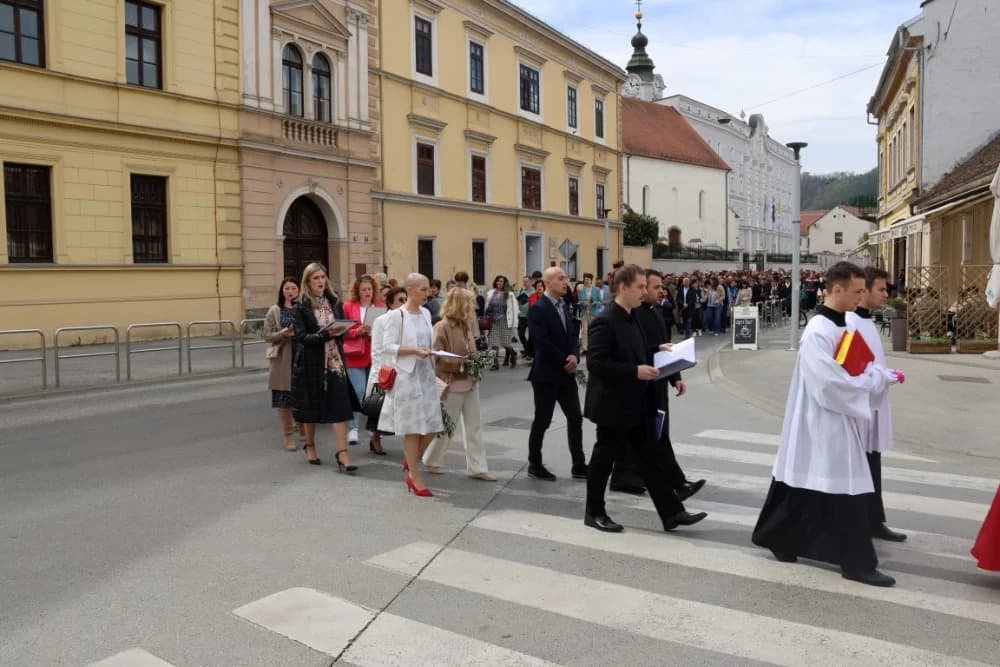 Procesija ulicama grada Požege o blagdanu Cvjetnice – Nedjelje Muke Gospodnje (FOTOGALERIJA)