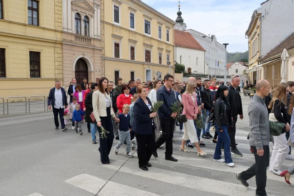 Procesija ulicama grada Požege o blagdanu Cvjetnice – Nedjelje Muke Gospodnje (FOTOGALERIJA)