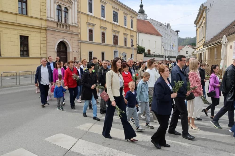 Procesija ulicama grada Požege o blagdanu Cvjetnice – Nedjelje Muke Gospodnje (FOTOGALERIJA)