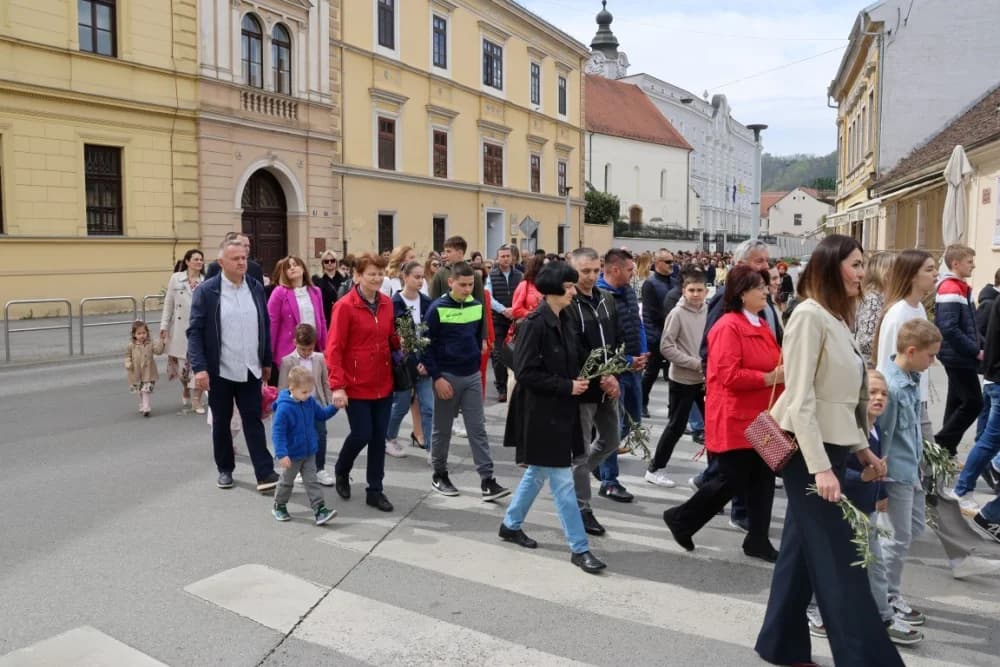 Procesija ulicama grada Požege o blagdanu Cvjetnice – Nedjelje Muke Gospodnje (FOTOGALERIJA)