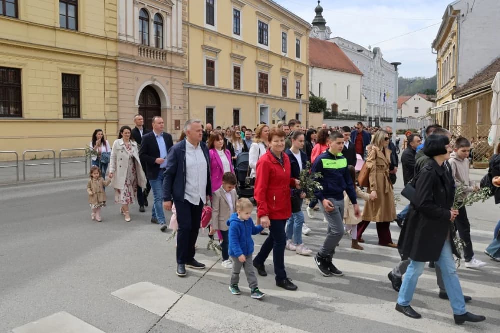 Procesija ulicama grada Požege o blagdanu Cvjetnice – Nedjelje Muke Gospodnje (FOTOGALERIJA)