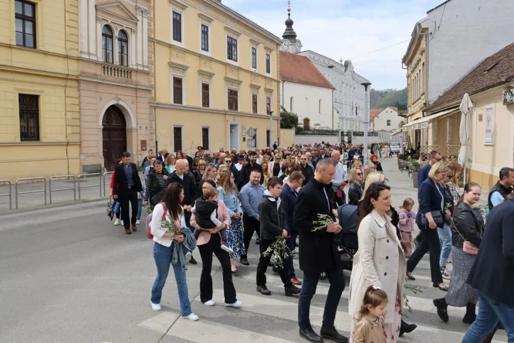 Procesija ulicama grada Požege o blagdanu Cvjetnice – Nedjelje Muke Gospodnje (FOTOGALERIJA)