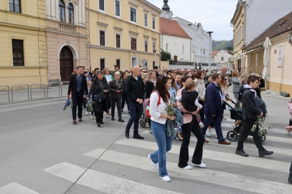 Procesija ulicama grada Požege o blagdanu Cvjetnice – Nedjelje Muke Gospodnje (FOTOGALERIJA)