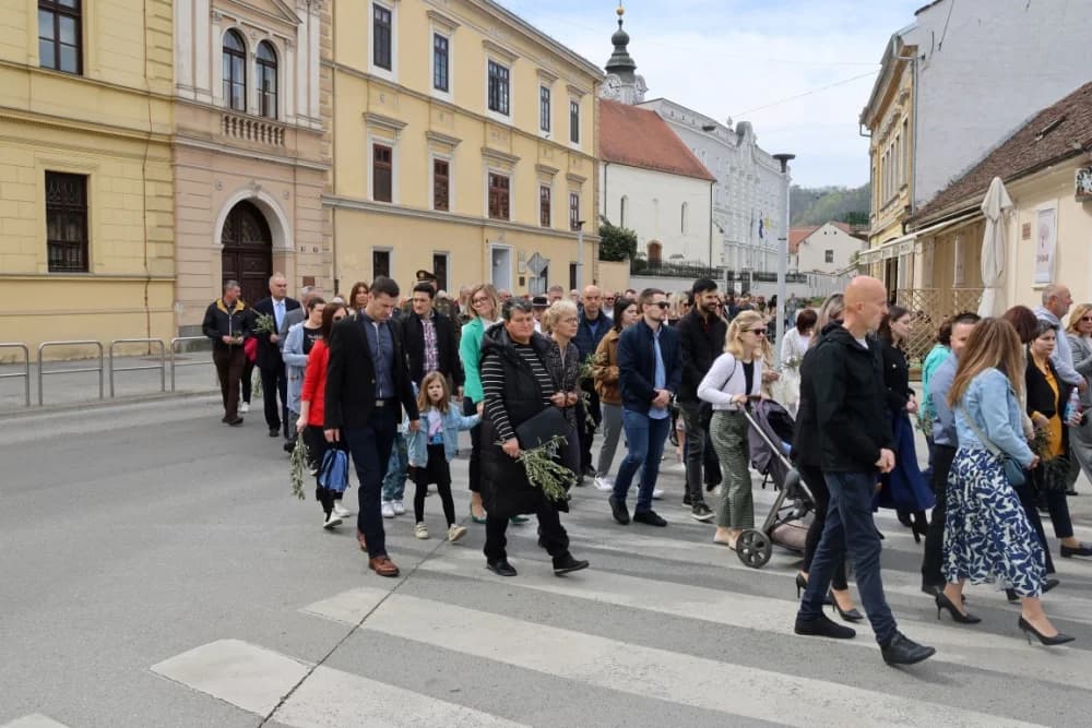 Procesija ulicama grada Požege o blagdanu Cvjetnice – Nedjelje Muke Gospodnje (FOTOGALERIJA)