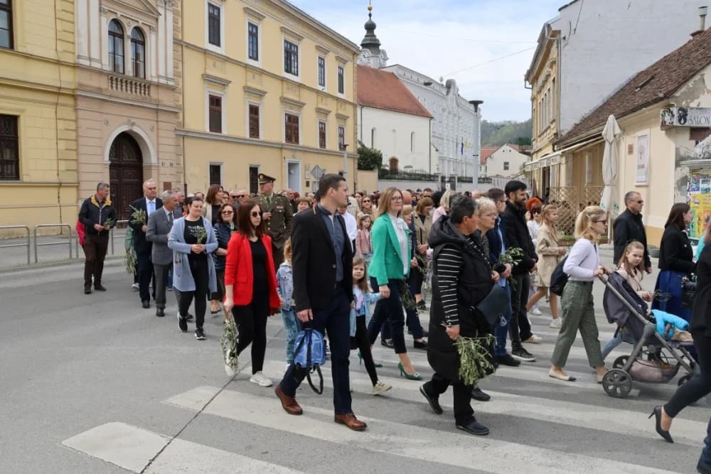 Procesija ulicama grada Požege o blagdanu Cvjetnice – Nedjelje Muke Gospodnje (FOTOGALERIJA)