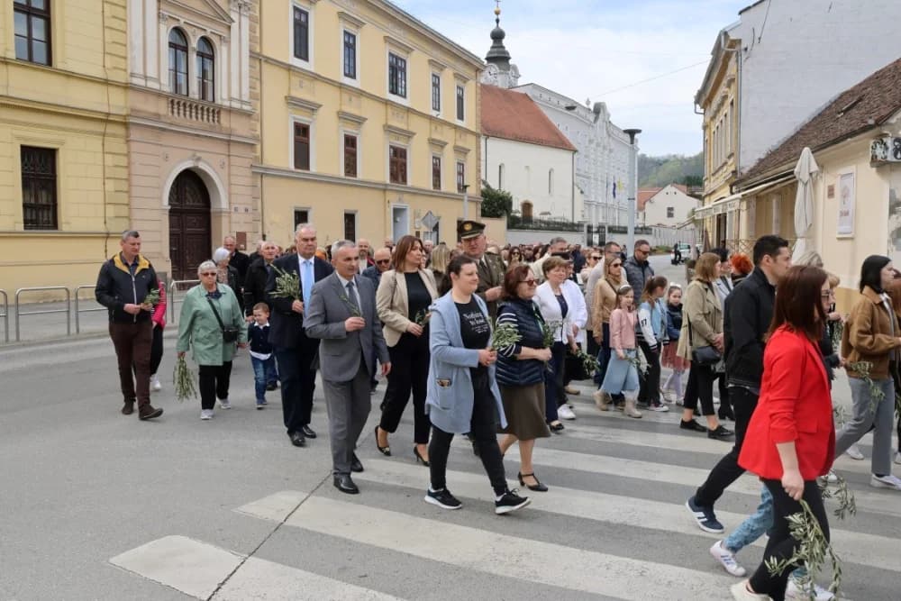 Procesija ulicama grada Požege o blagdanu Cvjetnice – Nedjelje Muke Gospodnje (FOTOGALERIJA)