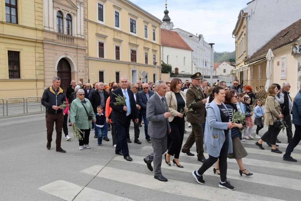 Procesija ulicama grada Požege o blagdanu Cvjetnice – Nedjelje Muke Gospodnje (FOTOGALERIJA)