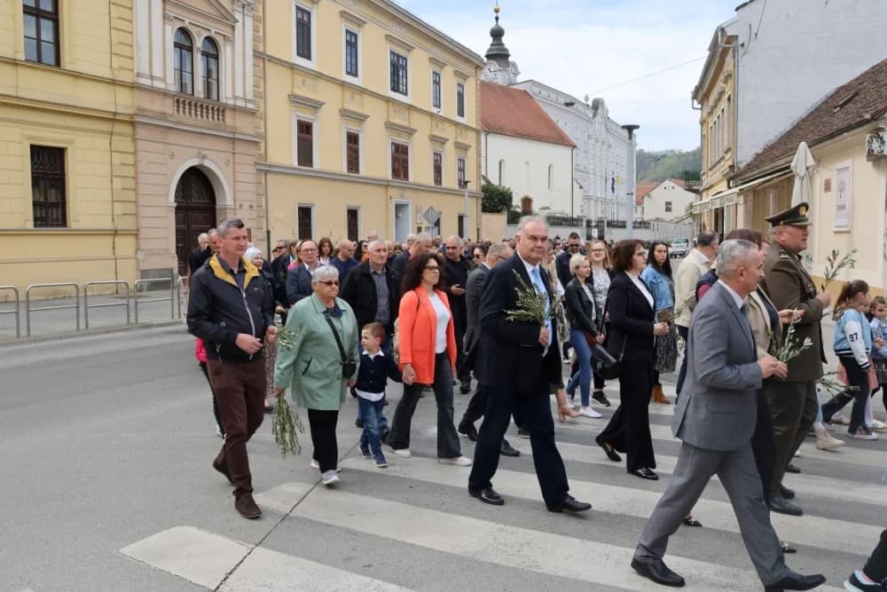Procesija ulicama grada Požege o blagdanu Cvjetnice – Nedjelje Muke Gospodnje (FOTOGALERIJA)