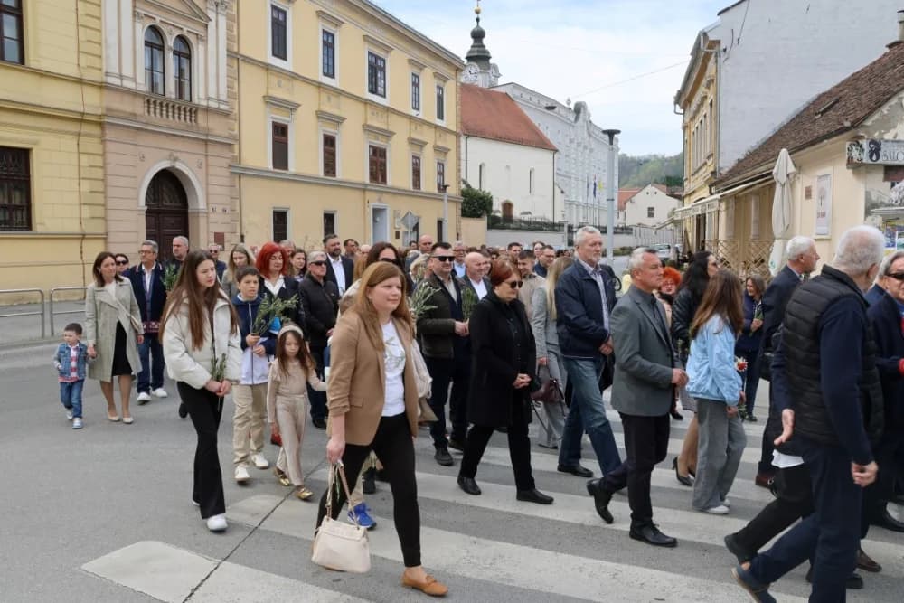 Procesija ulicama grada Požege o blagdanu Cvjetnice – Nedjelje Muke Gospodnje (FOTOGALERIJA)