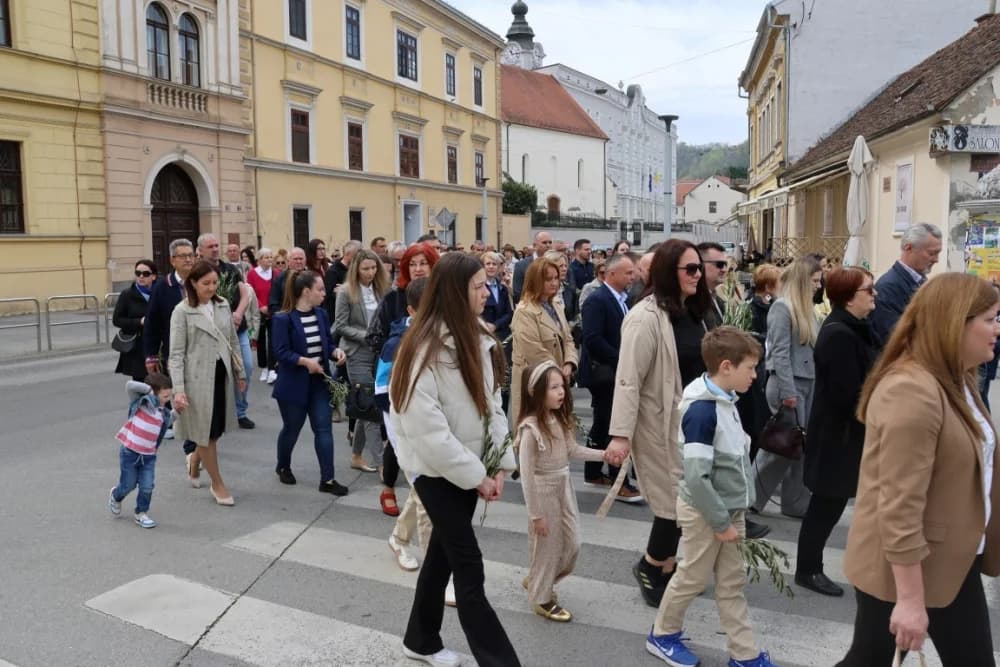 Procesija ulicama grada Požege o blagdanu Cvjetnice – Nedjelje Muke Gospodnje (FOTOGALERIJA)