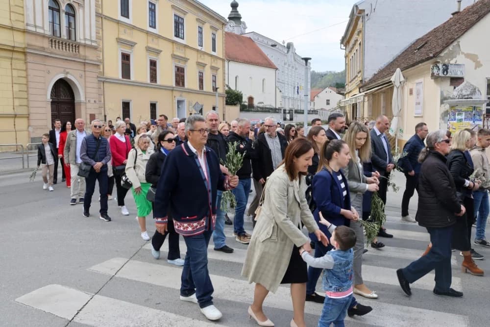Procesija ulicama grada Požege o blagdanu Cvjetnice – Nedjelje Muke Gospodnje (FOTOGALERIJA)