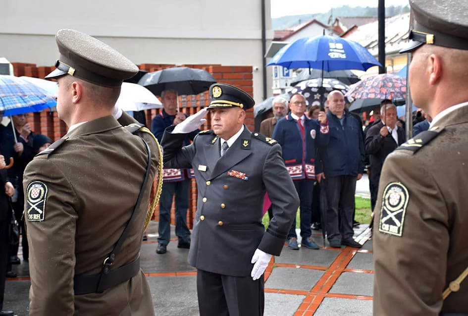 /FOTO/ Polaganjem vijenaca i paljenjem svijeća započelo obilježavanje 32. godišnjice osnutka slavne 123. brigade /FOTOGALERIJA/