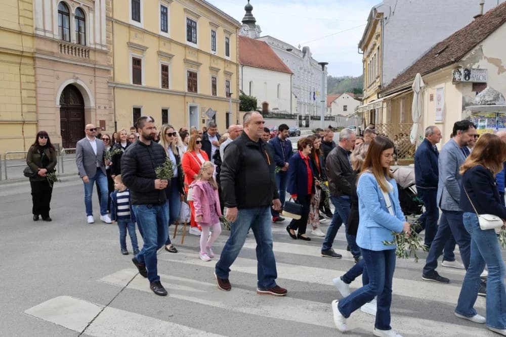 Procesija ulicama grada Požege o blagdanu Cvjetnice – Nedjelje Muke Gospodnje (FOTOGALERIJA)