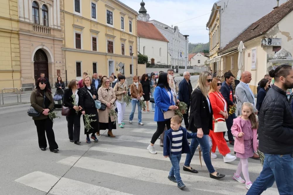 Procesija ulicama grada Požege o blagdanu Cvjetnice – Nedjelje Muke Gospodnje (FOTOGALERIJA)