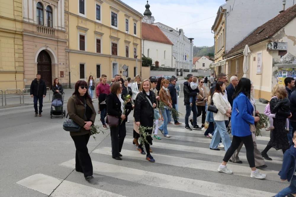 Procesija ulicama grada Požege o blagdanu Cvjetnice – Nedjelje Muke Gospodnje (FOTOGALERIJA)