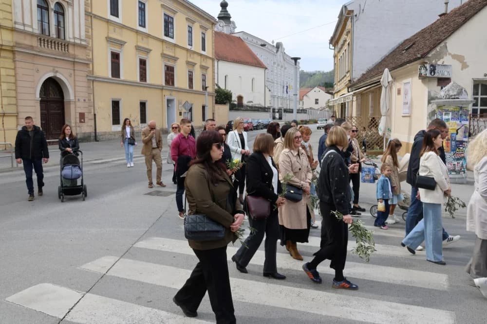 Procesija ulicama grada Požege o blagdanu Cvjetnice – Nedjelje Muke Gospodnje (FOTOGALERIJA)