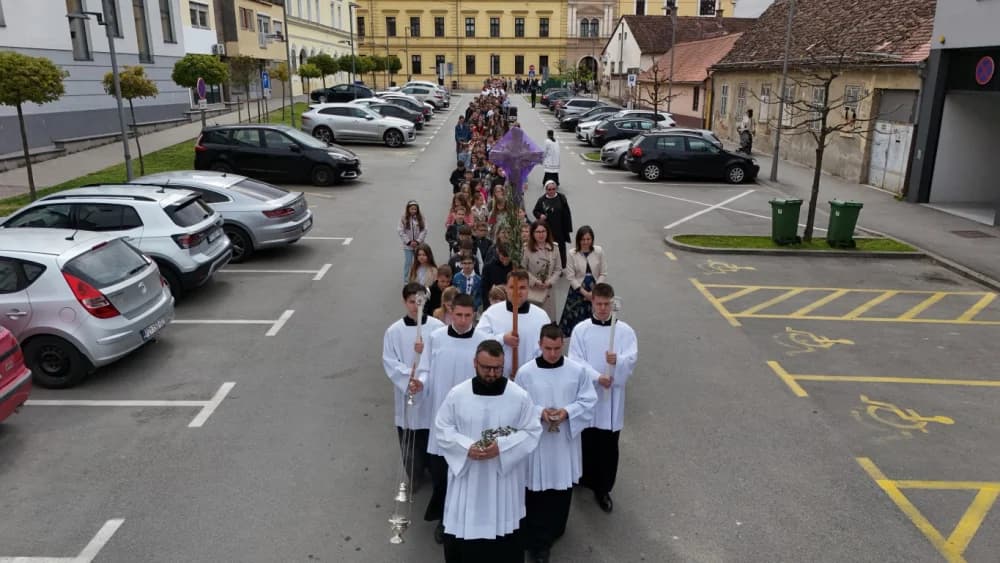 Procesija ulicama grada Požege o blagdanu Cvjetnice – Nedjelje Muke Gospodnje (FOTOGALERIJA)