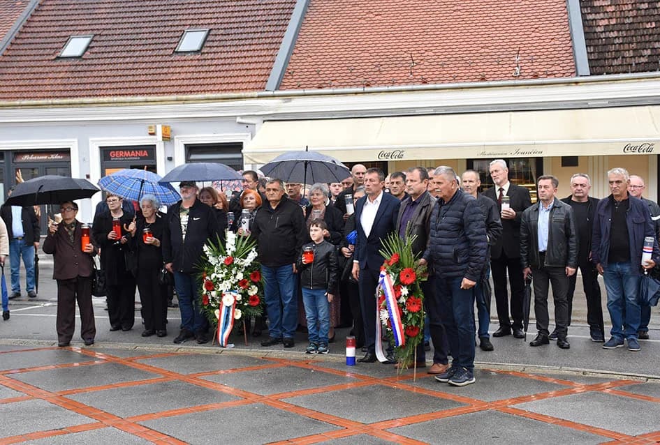 /FOTO/ Polaganjem vijenaca i paljenjem svijeća započelo obilježavanje 32. godišnjice osnutka slavne 123. brigade /FOTOGALERIJA/