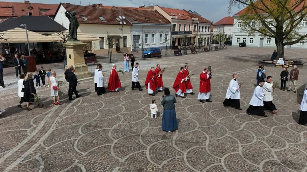 Procesija ulicama grada Požege o blagdanu Cvjetnice – Nedjelje Muke Gospodnje (FOTOGALERIJA)