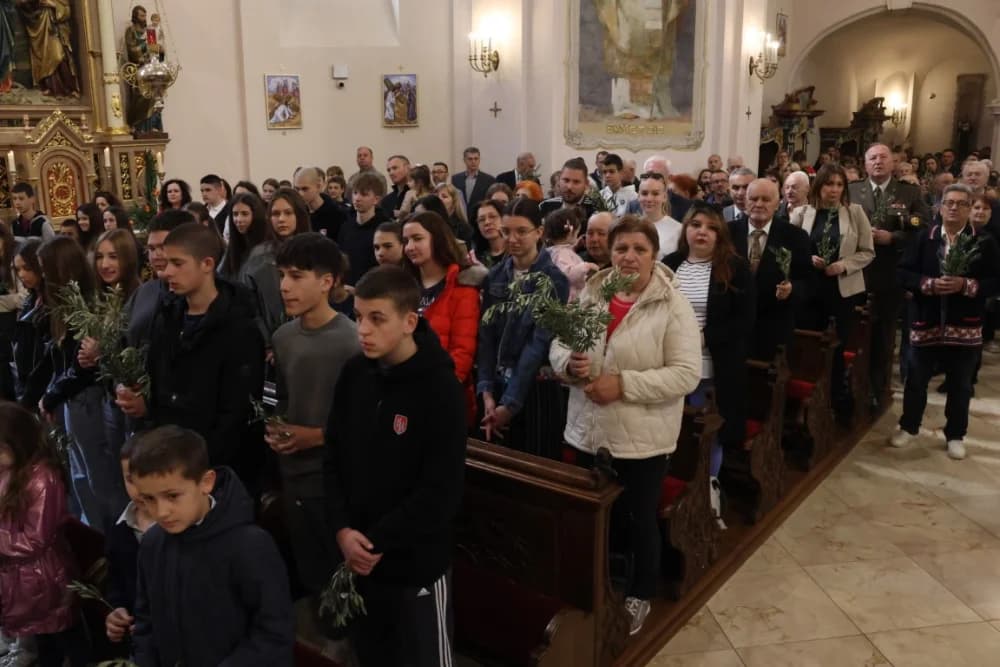 /FOTOGALERIJA/ Nedjelja Muke Gospodnje – Cvjetnica u požeškoj Katedrali