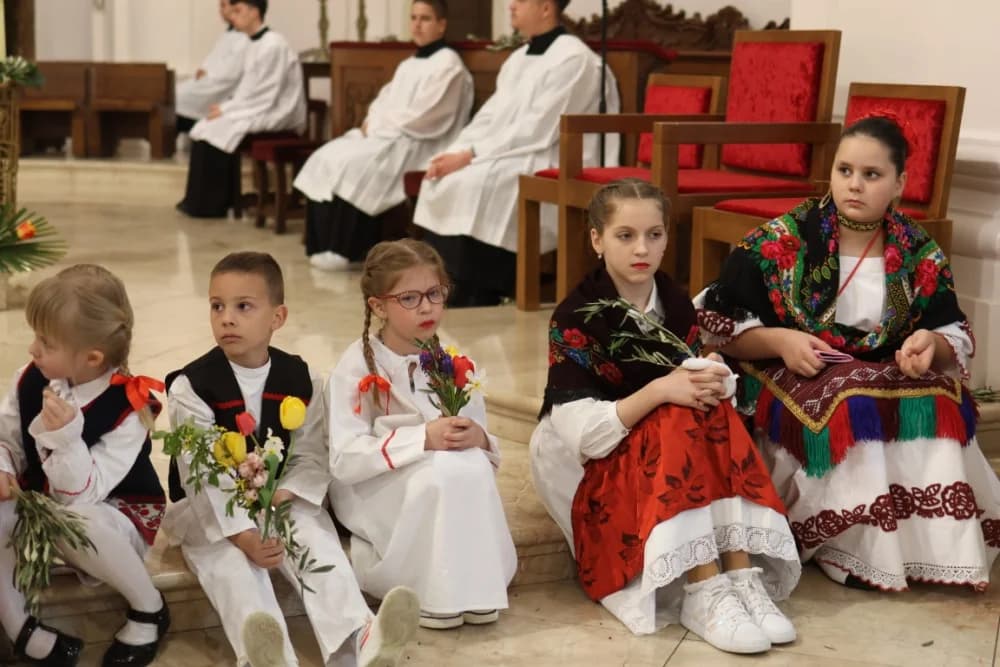 /FOTOGALERIJA/ Nedjelja Muke Gospodnje – Cvjetnica u požeškoj Katedrali