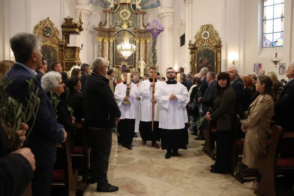 /FOTOGALERIJA/ Nedjelja Muke Gospodnje – Cvjetnica u požeškoj Katedrali