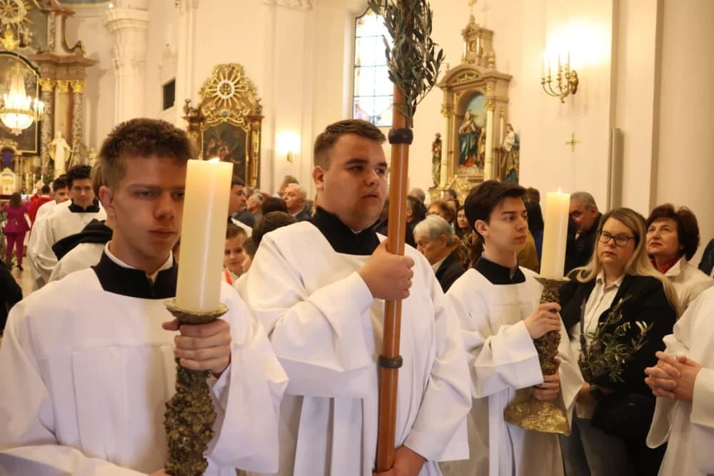 /FOTOGALERIJA/ Nedjelja Muke Gospodnje – Cvjetnica u požeškoj Katedrali