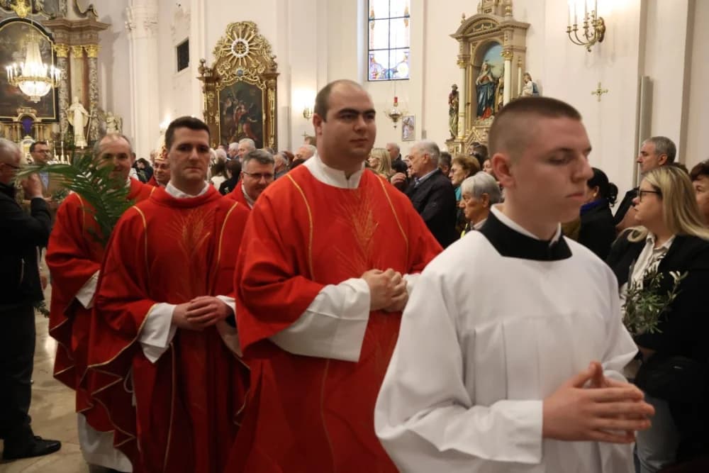 /FOTOGALERIJA/ Nedjelja Muke Gospodnje – Cvjetnica u požeškoj Katedrali