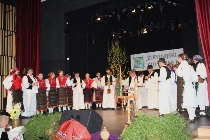 Ovogodišnji 13. županijski kulturni mozaik u Pleternici okupio brojne čuvare tradicije, običaja i kulturne baštine