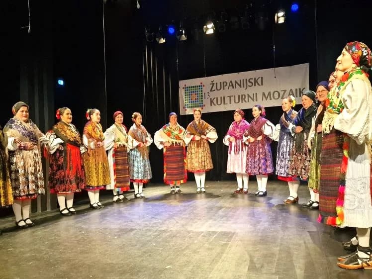 Ovogodišnji 13. županijski kulturni mozaik u Pleternici okupio brojne čuvare tradicije, običaja i kulturne baštine