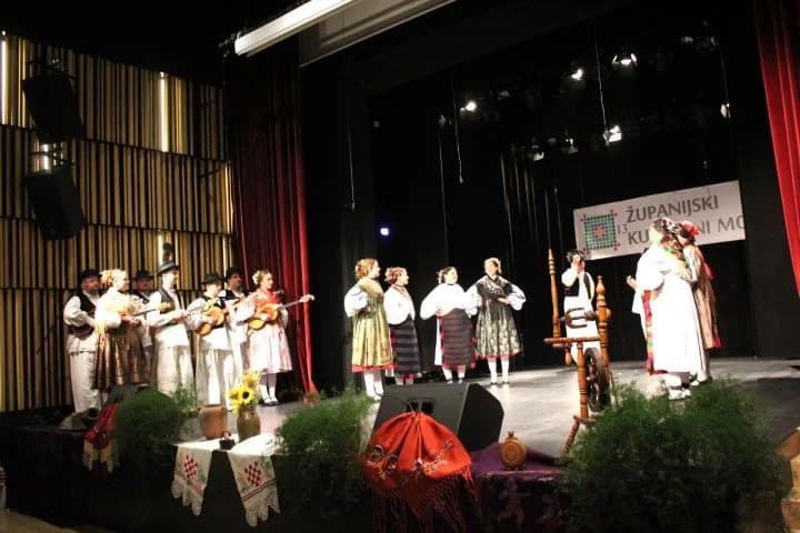 Ovogodišnji 13. županijski kulturni mozaik u Pleternici okupio brojne čuvare tradicije, običaja i kulturne baštine