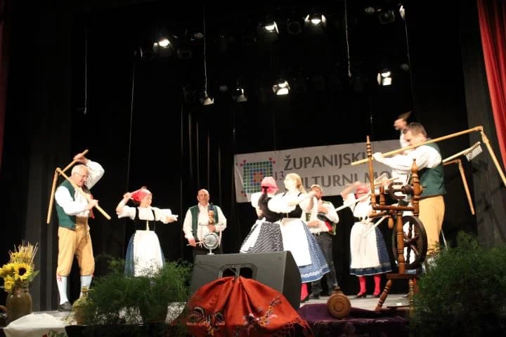 Ovogodišnji 13. županijski kulturni mozaik u Pleternici okupio brojne čuvare tradicije, običaja i kulturne baštine