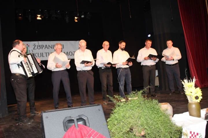 Ovogodišnji 13. županijski kulturni mozaik u Pleternici okupio brojne čuvare tradicije, običaja i kulturne baštine