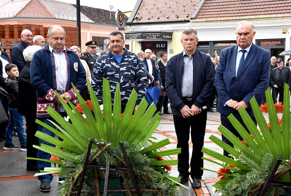 /FOTO/ Polaganjem vijenaca i paljenjem svijeća započelo obilježavanje 32. godišnjice osnutka slavne 123. brigade /FOTOGALERIJA/