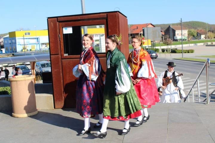 Ovogodišnji 13. županijski kulturni mozaik u Pleternici okupio brojne čuvare tradicije, običaja i kulturne baštine