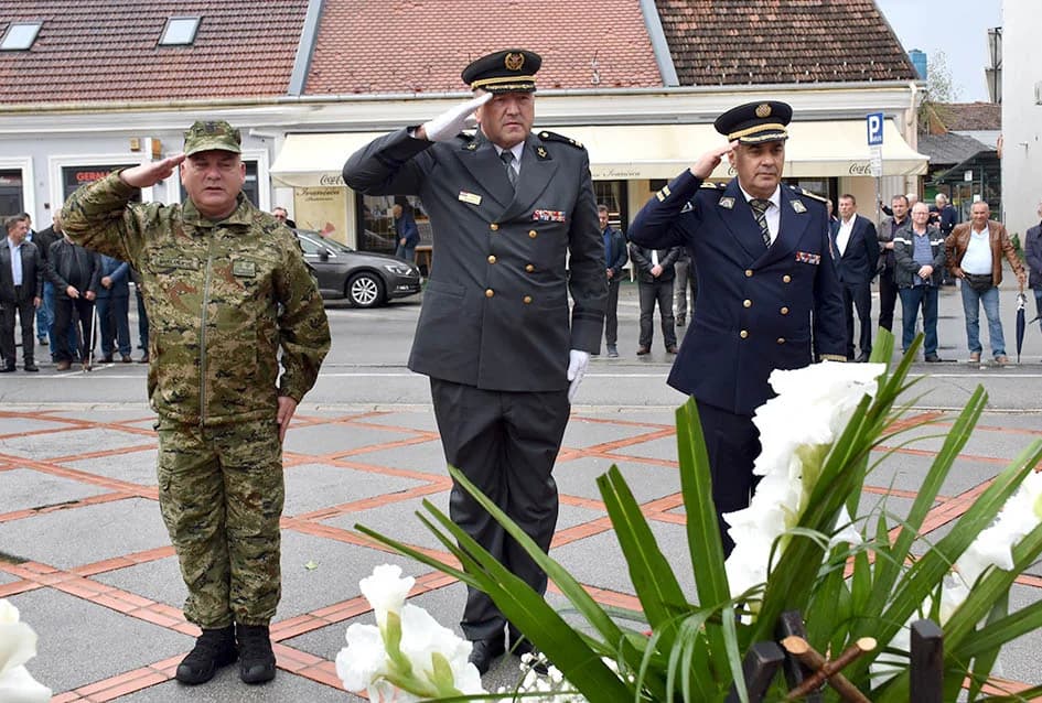 /FOTO/ Polaganjem vijenaca i paljenjem svijeća započelo obilježavanje 32. godišnjice osnutka slavne 123. brigade /FOTOGALERIJA/