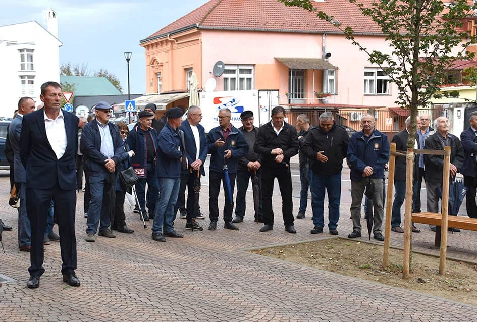 /FOTO/ Polaganjem vijenaca i paljenjem svijeća započelo obilježavanje 32. godišnjice osnutka slavne 123. brigade /FOTOGALERIJA/