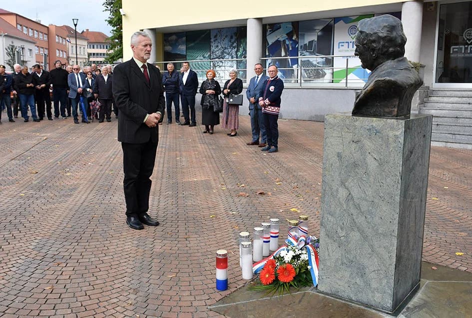 /FOTO/ Polaganjem vijenaca i paljenjem svijeća započelo obilježavanje 32. godišnjice osnutka slavne 123. brigade /FOTOGALERIJA/