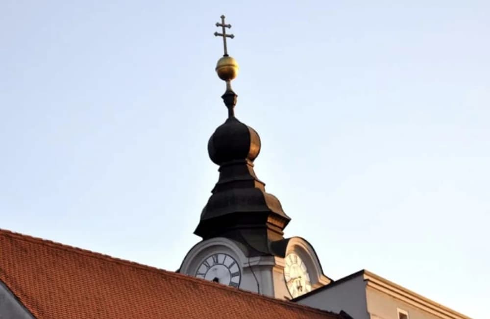 U nekim selima su običaji, budući da ne zvone crkvena zvona, da djeca idu po selu i pozivaju narod u crkvu klapaljkama i čegrtaljkama. To rade nekoliko puta na Veliki petak i subotu, sve do vazmenog b