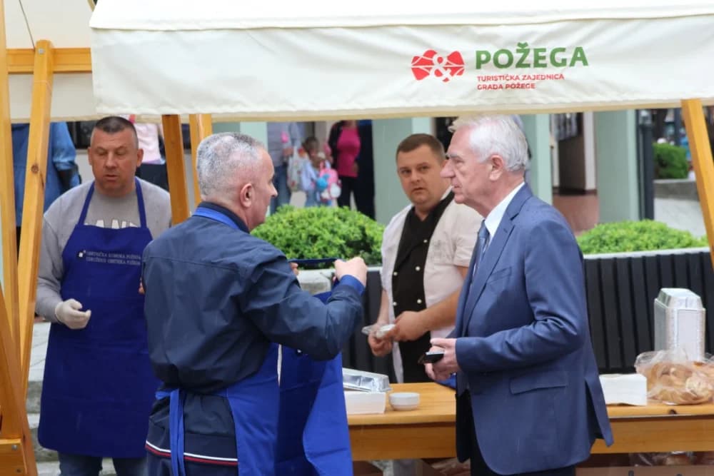 Uz požeške obrtnike političari i ove godine dijelili posne obroke