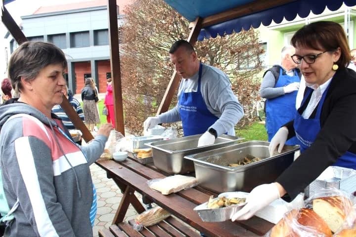 Ispred Gradske kuće u Pleternici podijeljeni tradicionalni posni obroci