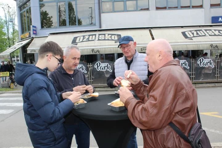 Ispred Gradske kuće u Pleternici podijeljeni tradicionalni posni obroci