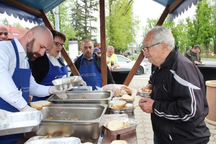 Ispred Gradske kuće u Pleternici podijeljeni tradicionalni posni obroci