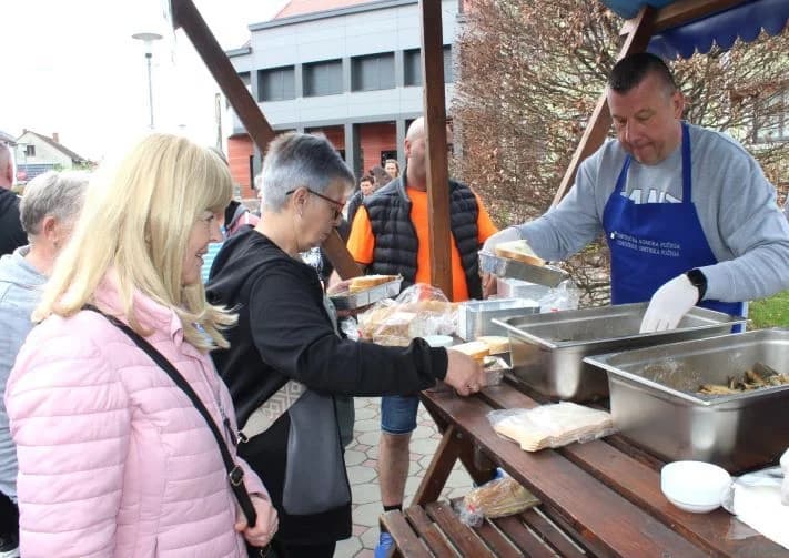 Ispred Gradske kuće u Pleternici podijeljeni tradicionalni posni obroci