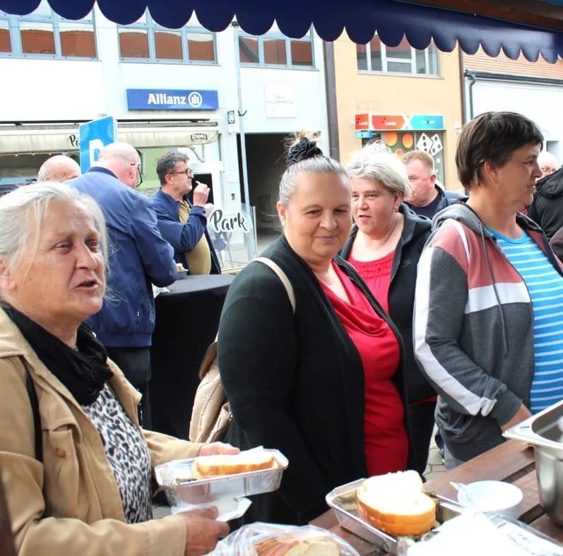 Ispred Gradske kuće u Pleternici podijeljeni tradicionalni posni obroci
