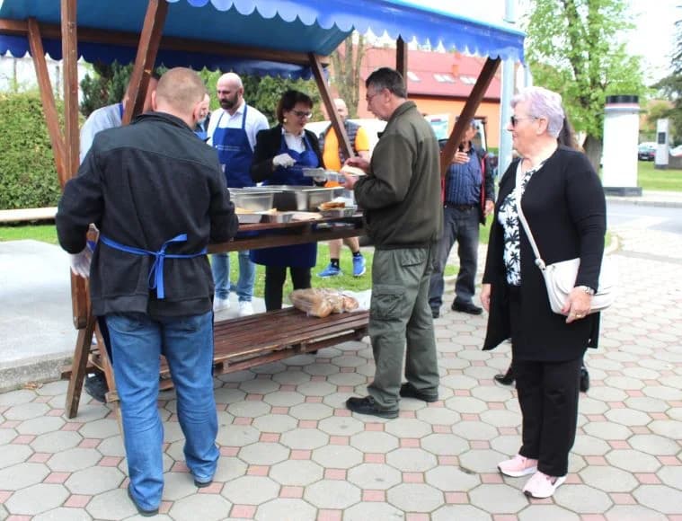 Ispred Gradske kuće u Pleternici podijeljeni tradicionalni posni obroci