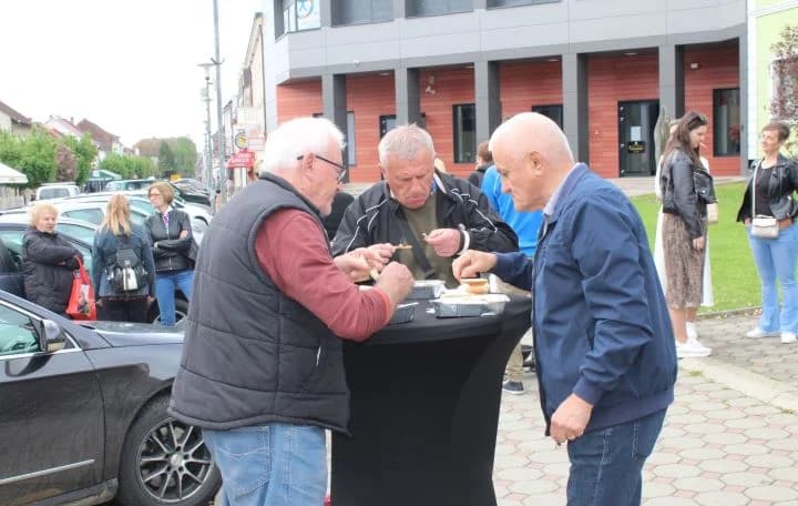 Ispred Gradske kuće u Pleternici podijeljeni tradicionalni posni obroci